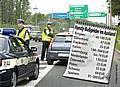 Telfonieren bei der Fahrt ohne Freisprechanlage kann teuer werden. Foto: Auto-Reporter/Allianz/GP